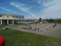 年長さんが鼓隊の練習をしているところを、にこにこちゃんが見学していました☺️演奏が終わると、目をキラキラさせ、自然と大きな拍手が出ていましたよ❗️年長さんもカッコいいところを見せようと、頑張って取り組んでいました✨